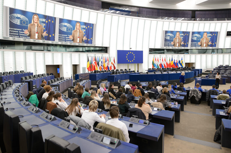 Europos Parlamento pirmininkė Roberta Metsola per „Euroscola“ sesiją